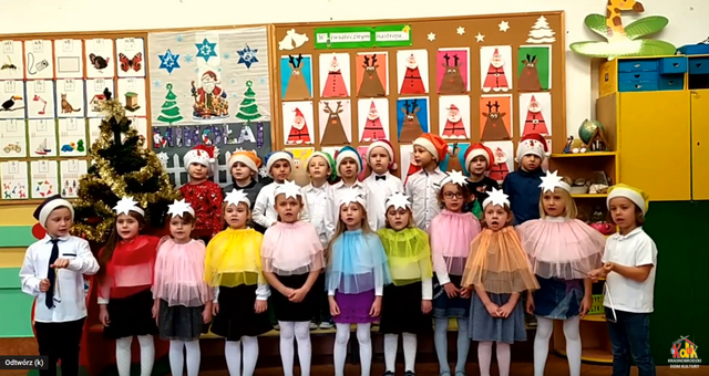 zdjecie przedstawiajace dzieci z konkursu piosenki przedszkola